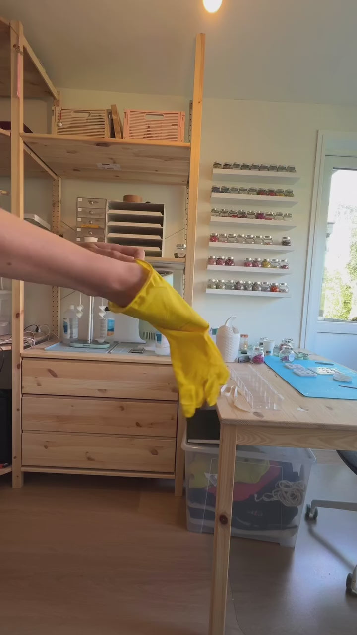 Video laden: A video of Charlotte from CH Design creating jewelry from start to finish